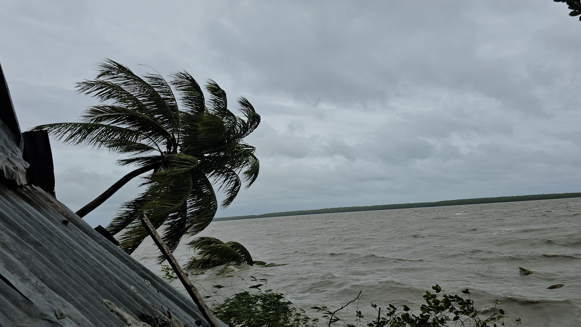 ঘূর্ণিঝড় রিমালের অগ্রভাগ উপকূলে চলে এসেছে