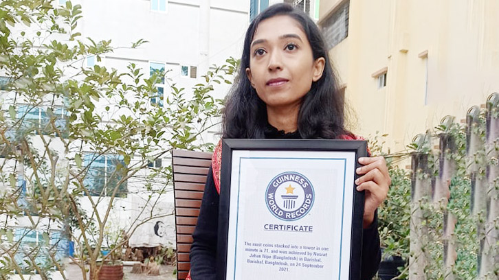 কয়েনের স্তম্ভ বানিয়ে গিনেস বুকে নুসরাত