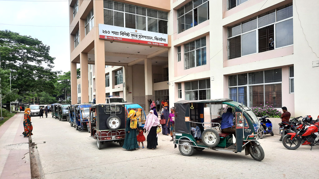 রোগী ওঠাতে টানাহেঁচড়া