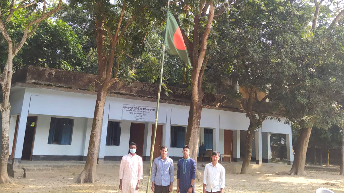 বিজয় দিবসে জাতীয় পতাকা অর্ধনমিত!