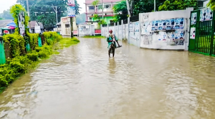 সড়কে খানাখন্দ, ময়লা সন্ধ্যা হলেই অন্ধকার