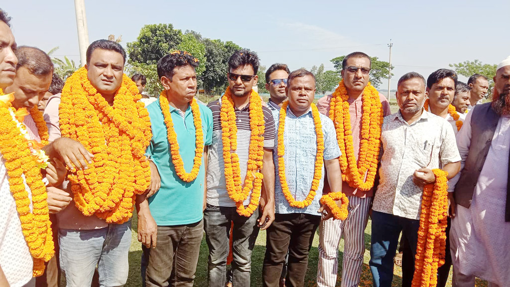 কারামুক্ত বিএনপির ৭৩ নেতা-কর্মীকে ফুলের মালা দিয়ে বরণ
