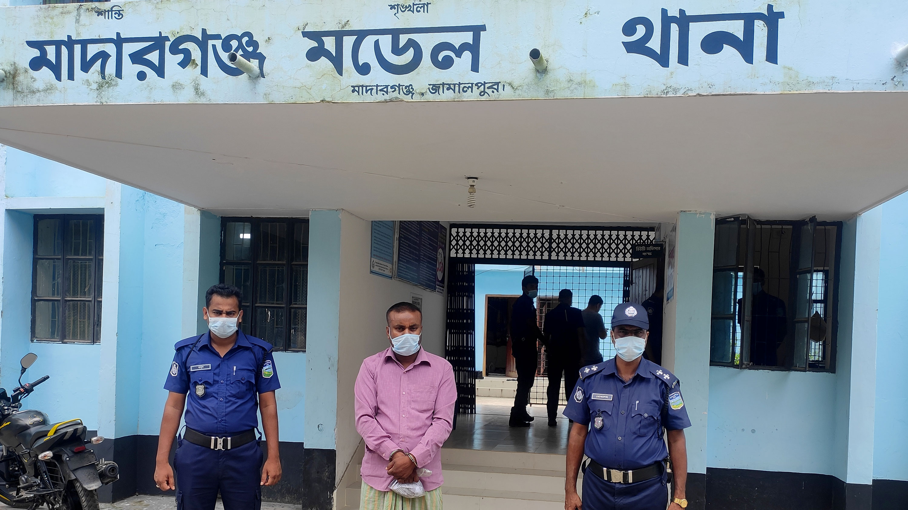 মাদারগঞ্জে প্রতিবন্ধী তরুণীকে ধর্ষণচেষ্টায় গ্রেপ্তার ১
