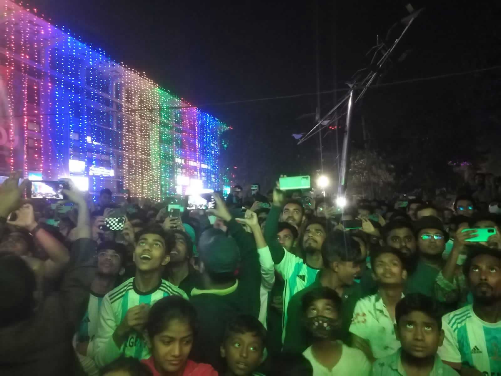 টাইব্রেকারে বিজয় নিশ্চিত হওয়ার পর ঢাকা বিশ্ববিদ্যালয় এলাকায় আর্জেন্টিনা সমর্থকদের বিজয় মিছিল। ছবি: আজকের পত্রিকা