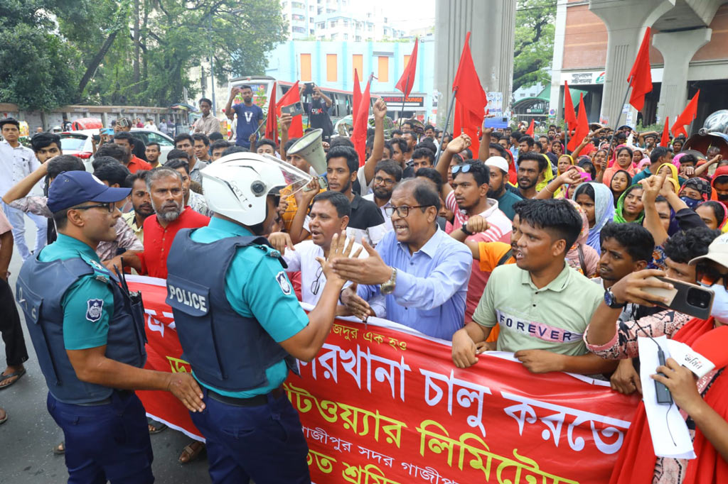 জাতীয় প্রেসক্লাবের সামনে সমাবেশ শেষে মিছিল করে প্রধানমন্ত্রী কার্যালয় বরাবর স্মারকলিপি প্রদান করতে গেলে গার্মেন্টস শ্রমিকদের বাধা দেয় পুলিশ। জাতীয় প্রেসক্লাব, ঢাকা, ৯ মে ২০২৪। ছবি: হাসান রাজা