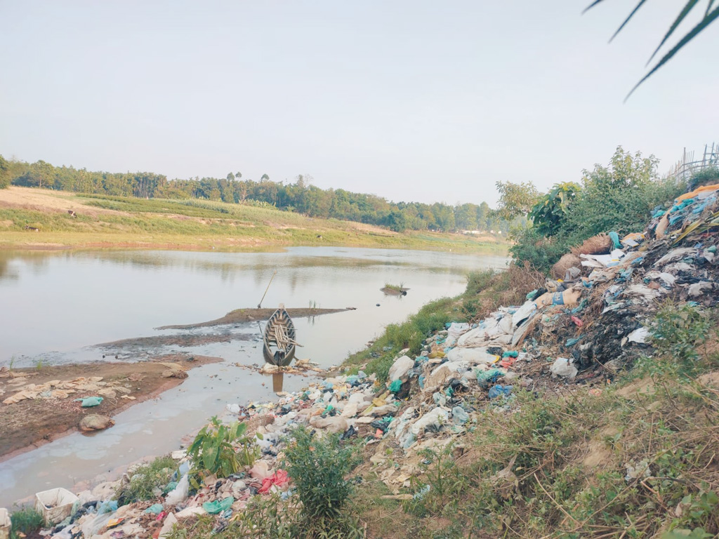 দূষণে ধুঁকছে রামুর বাঁকখালী নদী