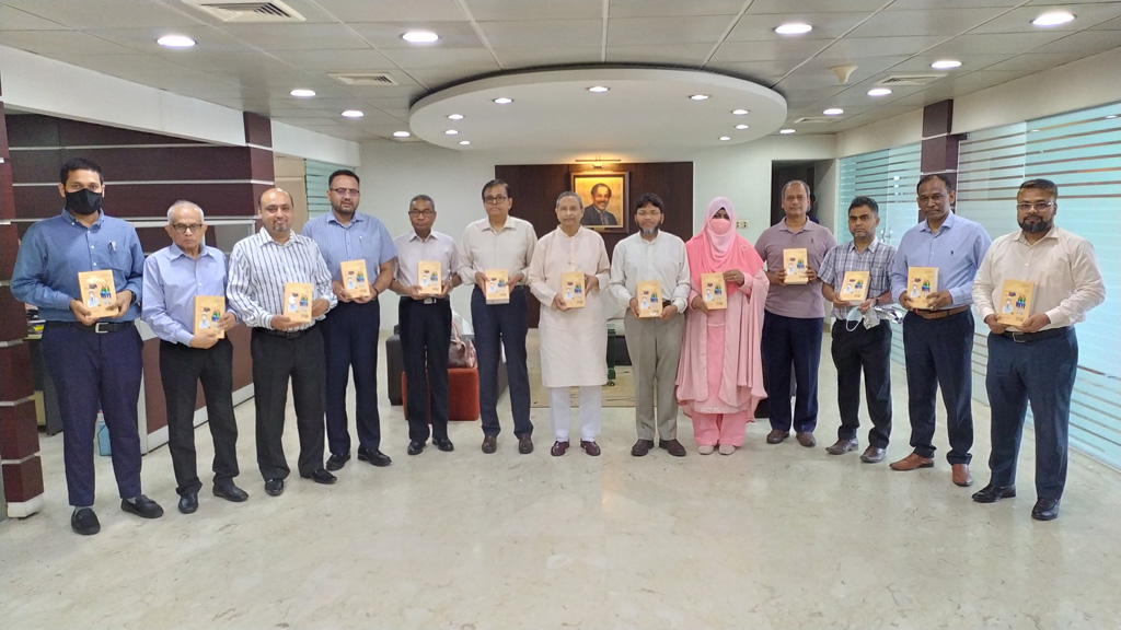 ‘শিক্ষার্থীর স্বাস্থ্য’ বইয়ের মোড়ক উন্মোচন করলেন উত্তরা গ্রুপের চেয়ারম্যান
