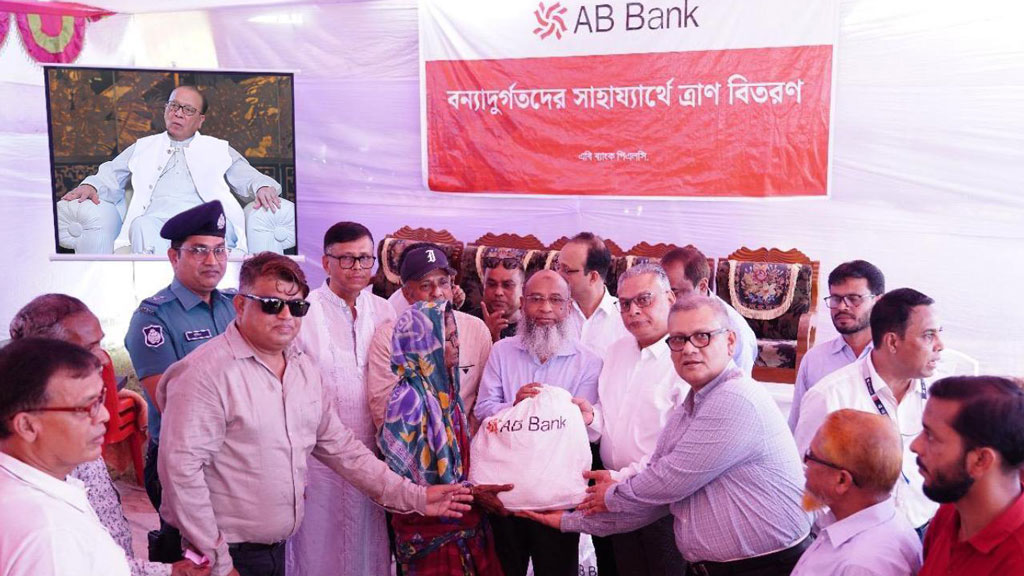 চান্দগাঁওয়ের বন্যাদুর্গতের পাশে এবি ব্যাংক