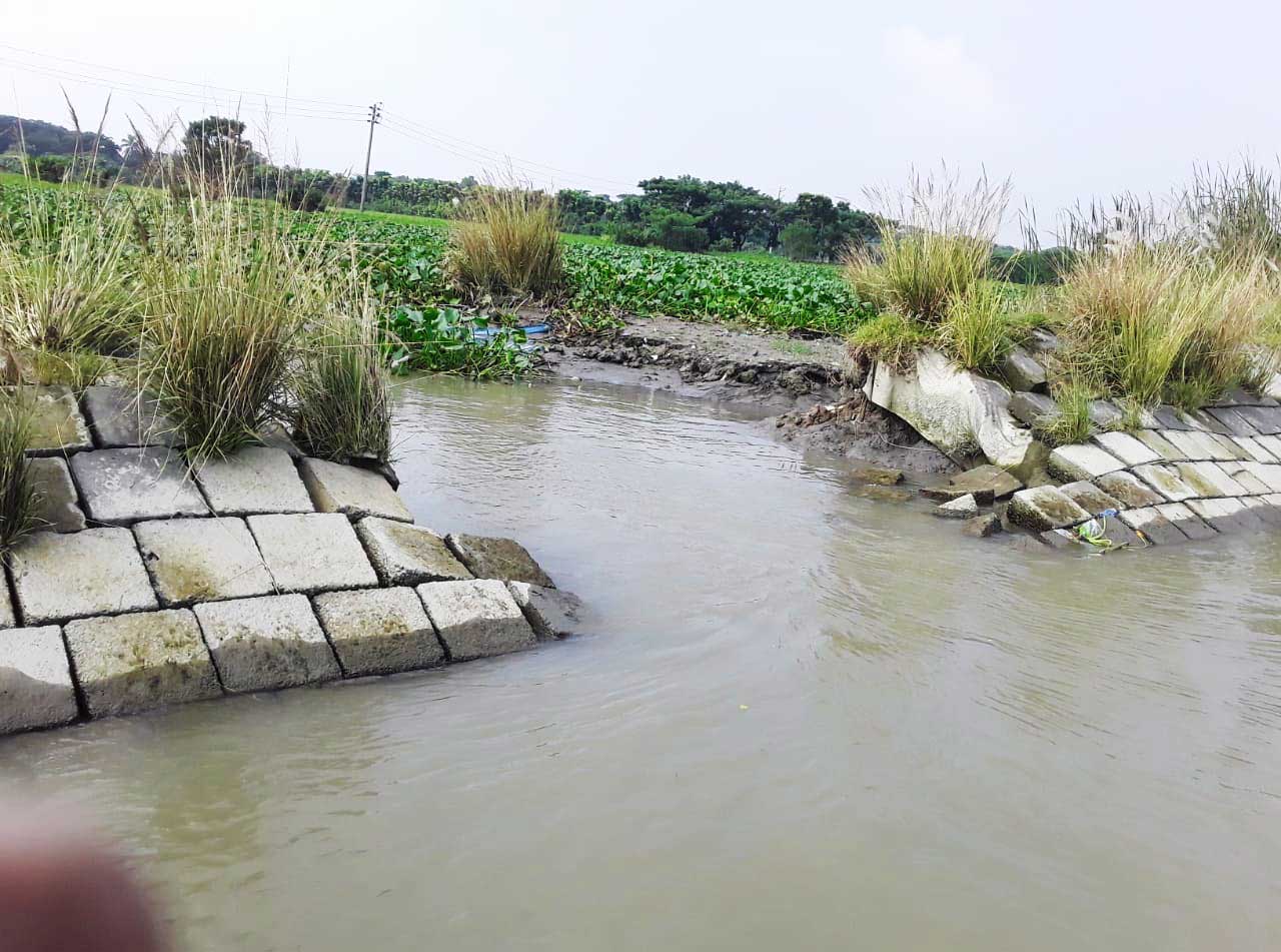 মাটি কেটে সাবাড়, তীব্র হচ্ছে ভাঙন: অরক্ষিত কীর্তনখোলা নদীর দুই তীর