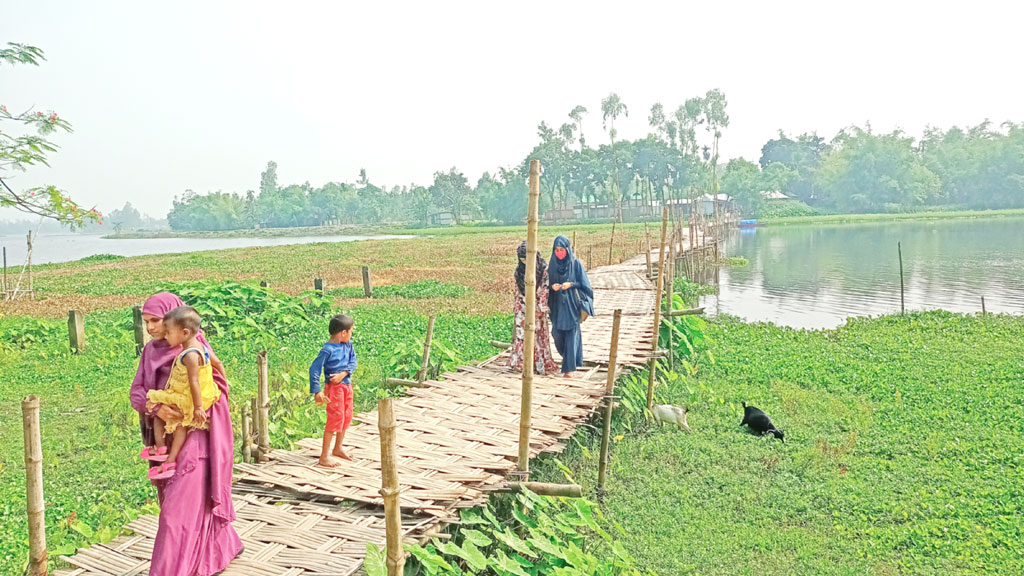 নড়বড়ে সাঁকোতে ঝুঁকিতে পারাপার