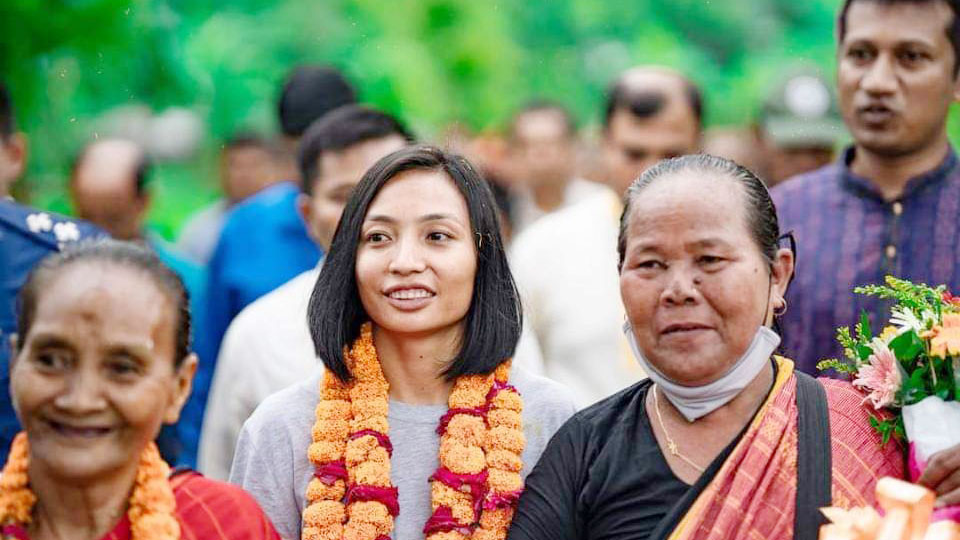 গ্রামে ফিরেছেন রুপনা চাকমা, বইছে বিজুর আমেজ