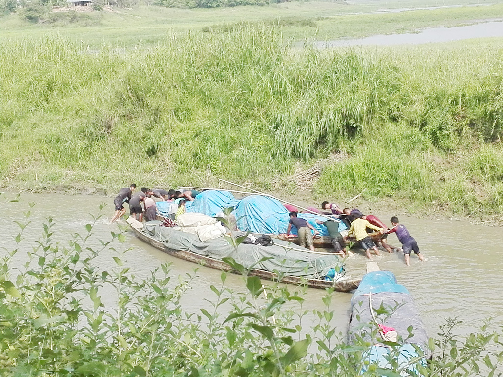 রাঙামাটির কাপ্তাই লেকের পানি অস্বাভাবিকভাবে শুকিয়ে যাচ্ছে। ফলে জুরাছড়ি-রাঙামাটি যাতায়াতে চরম দুর্ভোগে পড়ছেন যাত্রী এবং ব্যবসায়ীরা। জুরাছড়ি, রাঙামাটি, ১৬ মার্চ ২০২৩। ছবি: সুমন্ত চাকমা