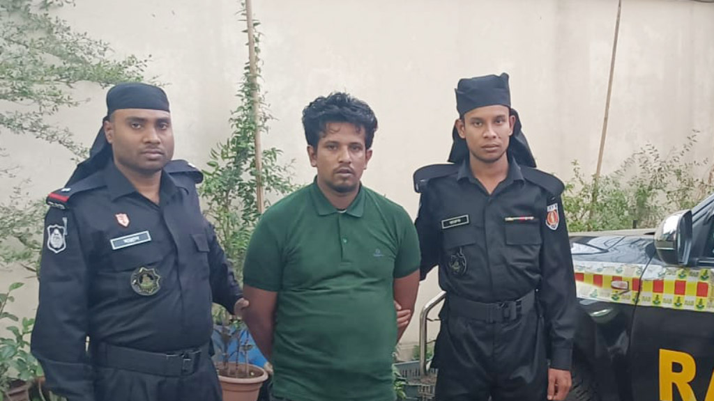 মামলা তদন্ত করার কথা বলে প্রতারণা, গ্রেপ্তার ভুয়া র‍্যাব কর্মকর্তা 