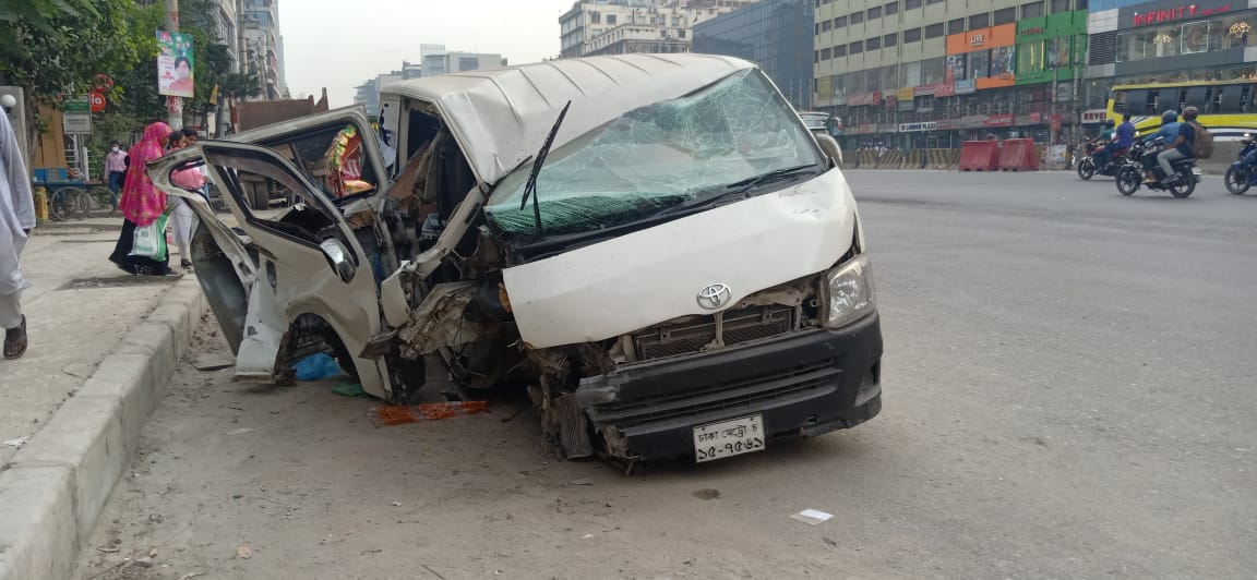 রাস্তার মাঝে ভাঙা পিলার, রাতে তিন ঘণ্টার ব্যবধানে দুই দুর্ঘটনায় পুলিশসহ আহত ৭
