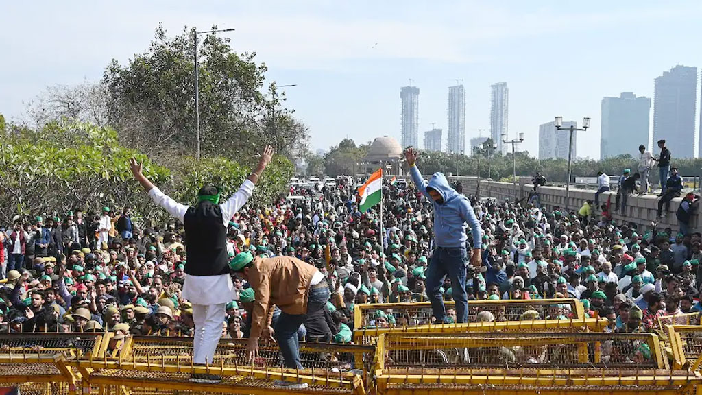 দাবি মানেনি কেন্দ্র সরকার, দিল্লি অভিমুখে কৃষকেরা 