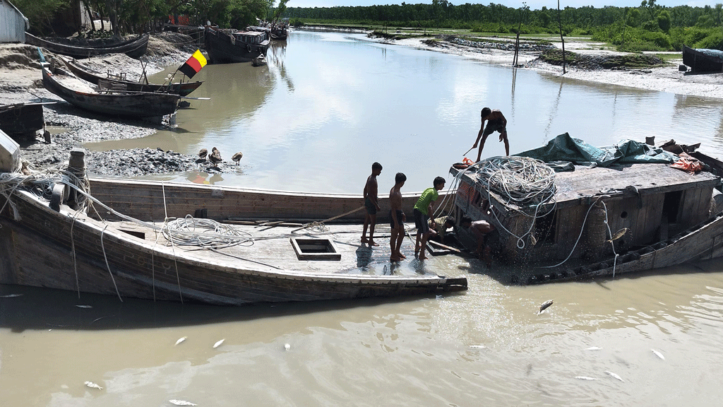 বঙ্গোপসাগরে ডুবে যাওয়ার ৩ দিন পর ট্রলার উদ্ধার 