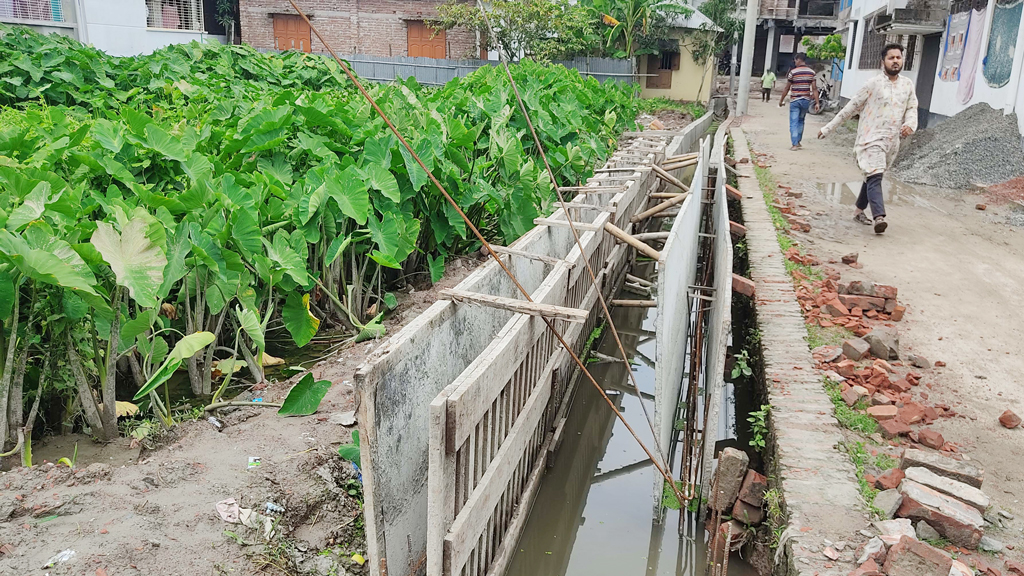 নালা নির্মাণে এত অনিয়ম