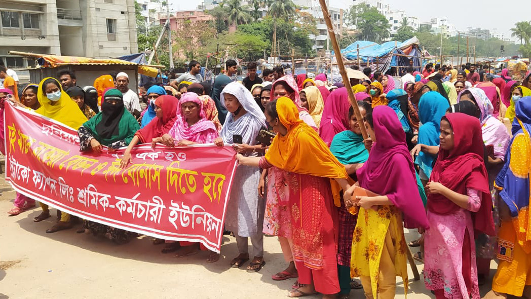 দক্ষিণখানে বেতন-ভাতার দাবিতে শ্রমিকদের বিক্ষোভ