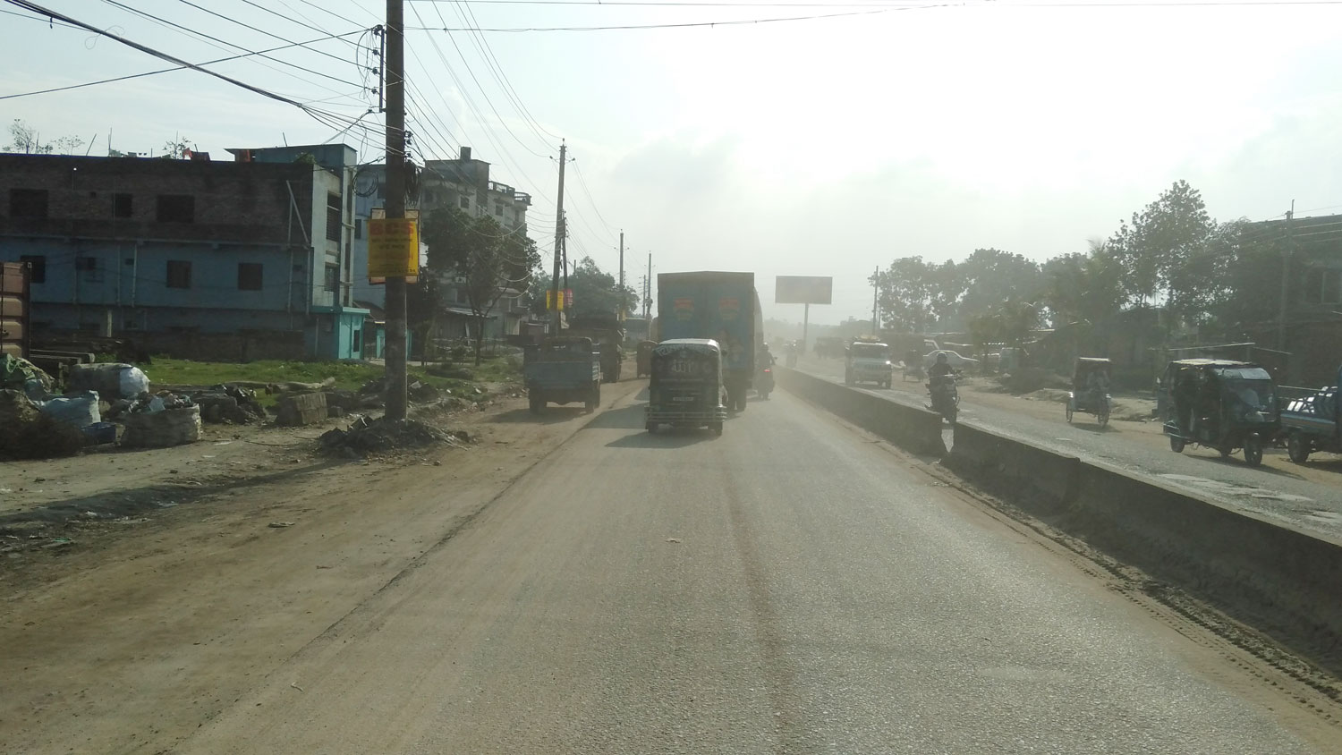 ধুলায় বিপর্যস্ত জনজীবন