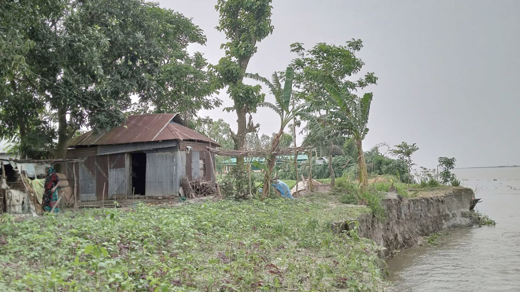 ভাঙনের আতঙ্কে ঘুম ধরে না ব্রহ্মপুত্রপারের বাসিন্দাদের