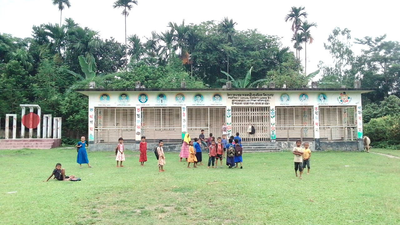 ফটক বন্ধ, নেই শিক্ষক মাঠে খেলছিল শিশুরা