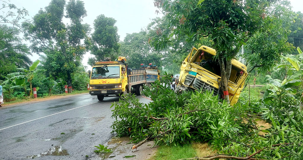 ট্রাক-লেগুনা সংঘর্ষে নিহত ২, আহত ১২ 