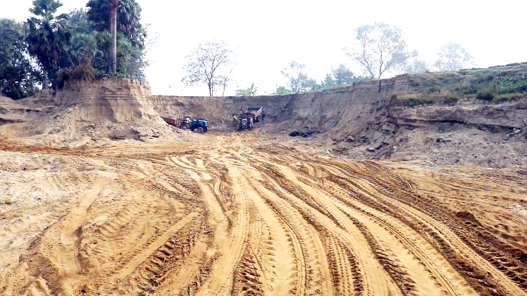 কৃষিজমির মাটি কেটে নিচ্ছেন যুবলীগ নেতা