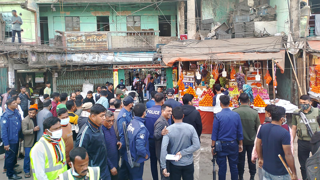 চট্টগ্রাম-কক্সবাজার মহাসড়কে অবৈধ ৩৫০ দোকান উচ্ছেদ 