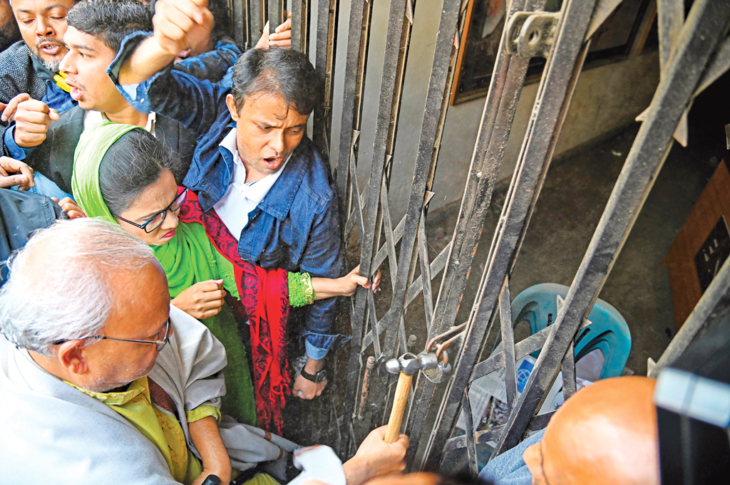 শুধু বিএনপিই কি পথের সন্ধানে