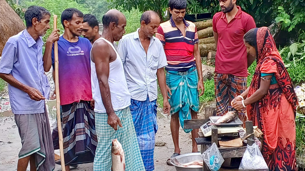 ঘরে পক্ষাঘাতগ্রস্ত স্বামী, সংসার চালাতে ঘুরে ঘুরে মাছ বেচেন অন্তঃসত্ত্বা চন্দনা