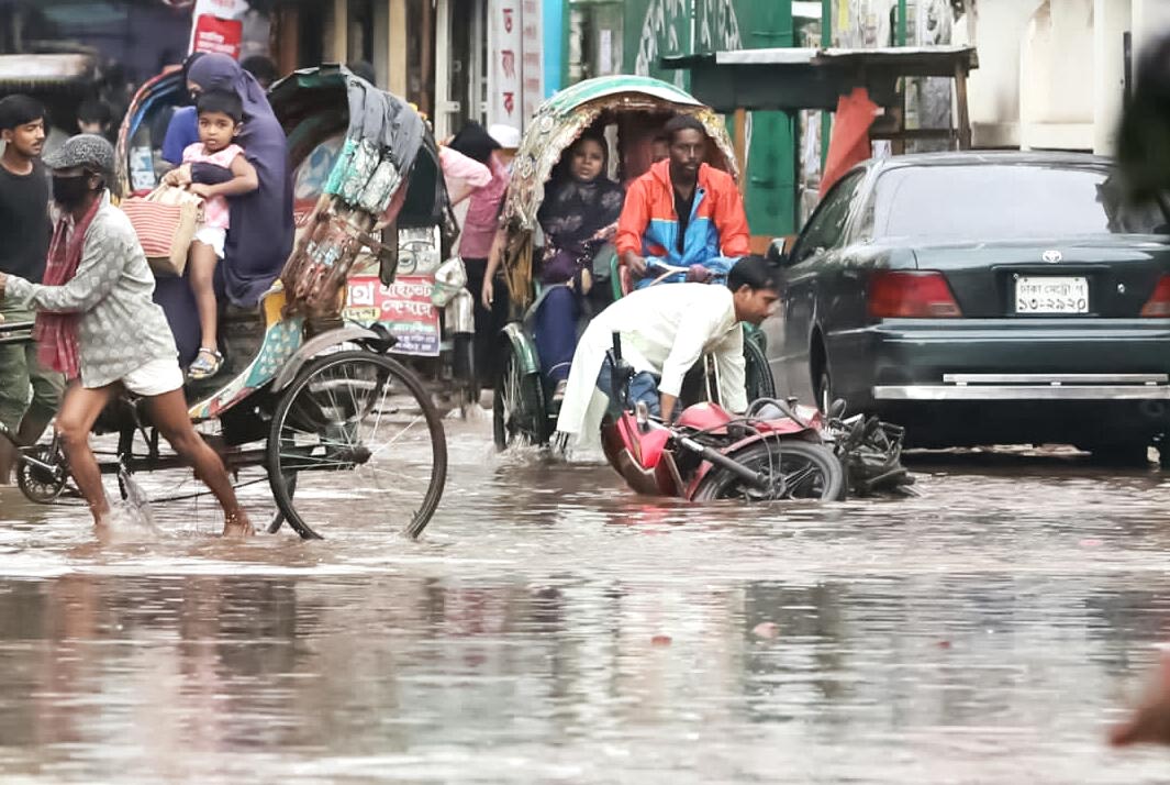 মুগদা হাসপাতালের সামনের প্রধান সড়কটি হয়ে উঠেছে যেন মরণ ফাঁদ। খানা-খন্দে ভরা সড়কটিতে একটু বৃষ্টি হলেই জমে হাঁটু পানি। যানবাহন উল্টে ঘটে দুর্ঘটনা। ২৭ সেপ্টেম্বর ২০২৪। ছবি: জাহিদুল ইসলাম।