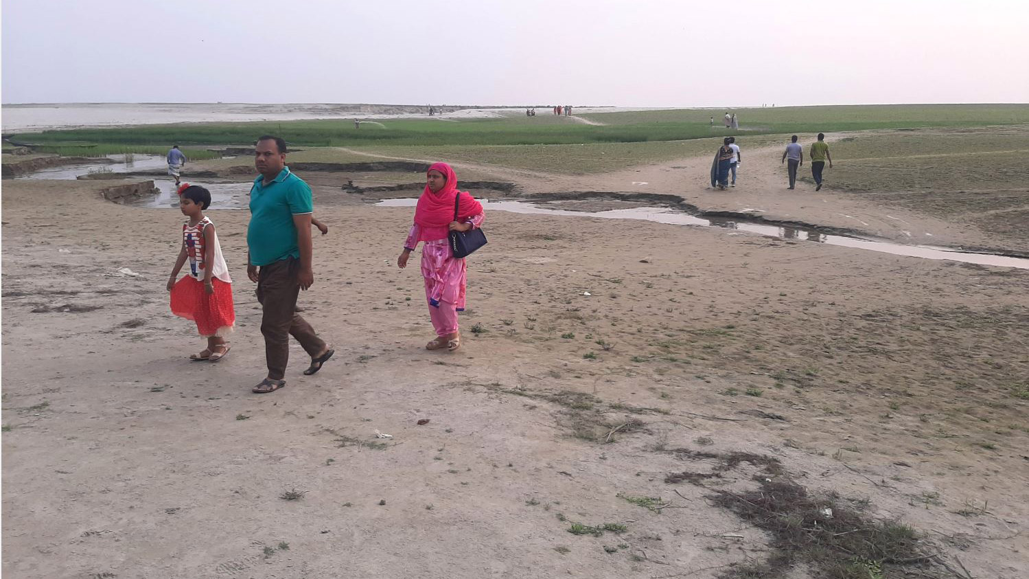 পায়ে হেঁটে পদ্মা পার!