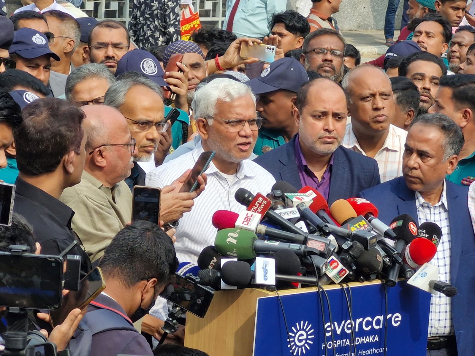 খালেদা জিয়া চিকিৎসা গ্রহণ করতে পারছেন, গুজবে কান দেবেন না: ডা. জাহিদ