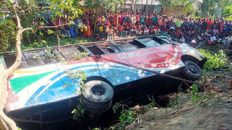 সাঁথিয়ায় বাস উল্টে পুকুরে, আহত ২৫