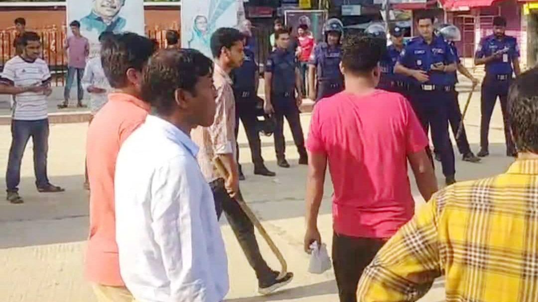 কুবিতে ছাত্রলীগে দু-পক্ষের অস্ত্রের মহড়া, হল বন্ধের ঘোষণা