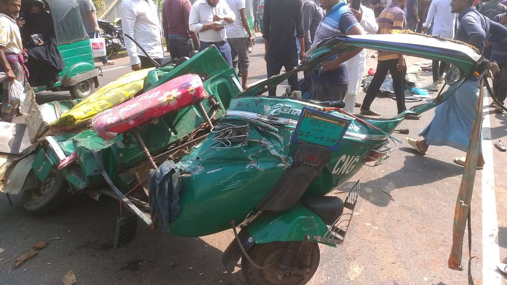 চট্টগ্রামে বাস-অটোরিকশার সংঘর্ষে ৪ শিশুসহ নিহত ৭