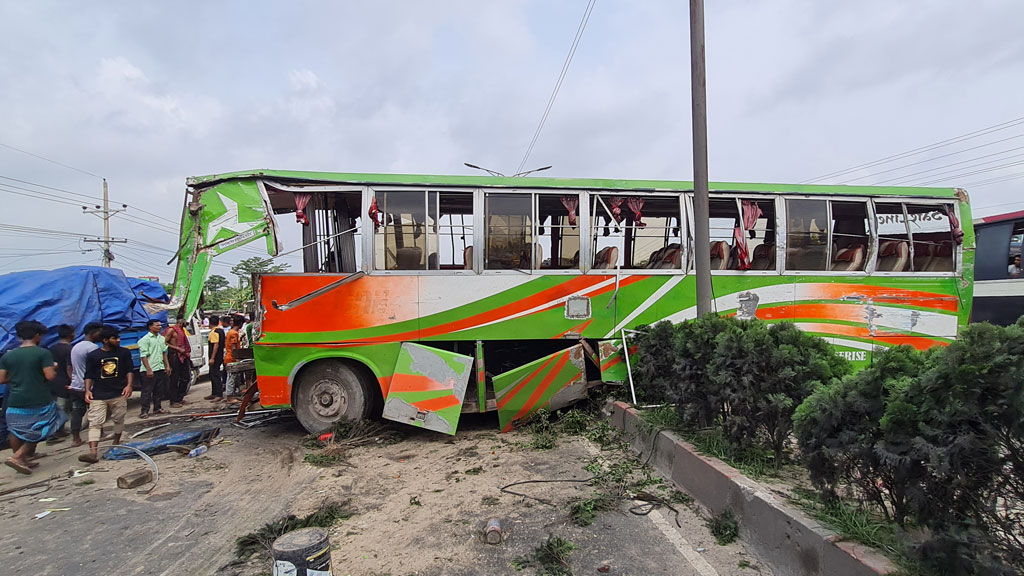 সাভারের সেই সেফ লাইন পরিবহনের বাস চালক মারা গেছেন