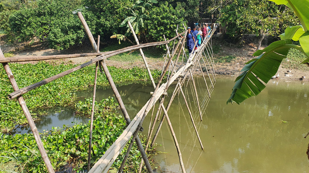 চার গ্রামের মানুষের ভরসা নড়বড়ে বাঁশের সাঁকো