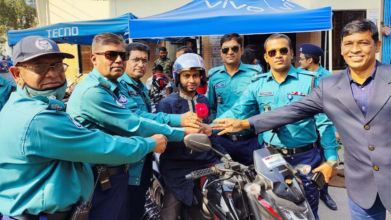 বৈধ যানের চালকদের শুভেচ্ছা পুলিশের