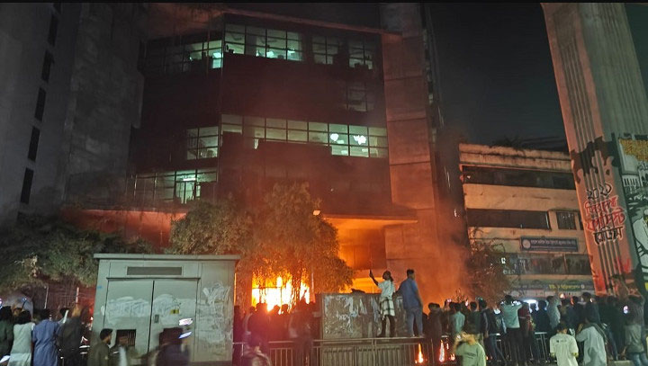 ডেইলি স্টার ভবনের আগুন নিয়ন্ত্রণে