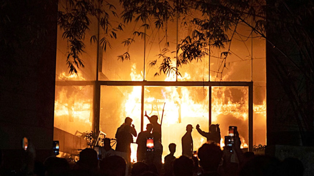 ডেইলি স্টারে লুটপাট-অগ্নিসংযোগের ঘটনায় ৩৫০-৪০০ জনকে অজ্ঞাতনামা আসামি করে মামলা
