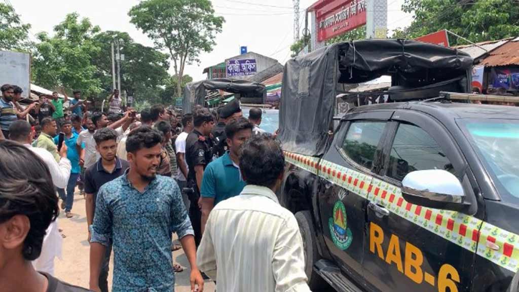 খুলনার দাকোপে র্যাবের গাড়ি ভাঙচুর করে দুই আসামিকে ছিনিয়ে নিল জনতা