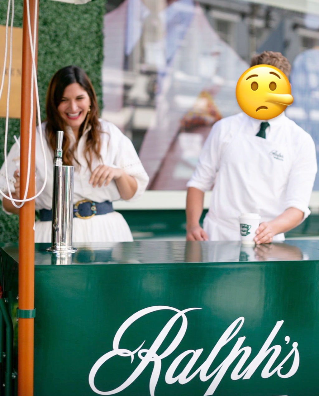 সোশ্যাল মিডিয়ায় তরুণীরা এখন বিভিন্নভাবে বয়ফ্রেন্ডকে আড়াল করছেন। ছবি: প্রতীকী