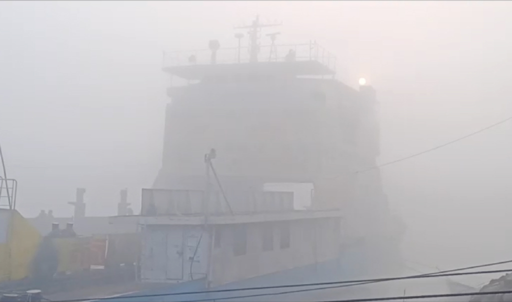 ঘন কুয়াশায় দৌলতদিয়া-পাটুরিয়া নৌ-রুটে ফেরি চলাচল বন্ধ