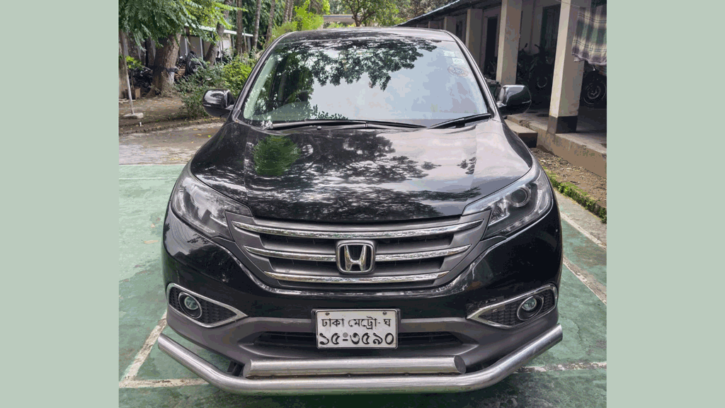 ভোরের দিকে একটি কালো প্রাইভেটকার তল্লাশি করে ডেভিড ইমনকে গ্রেপ্তার করে পুলিশ। ছবি: আজকের পত্রিকা
