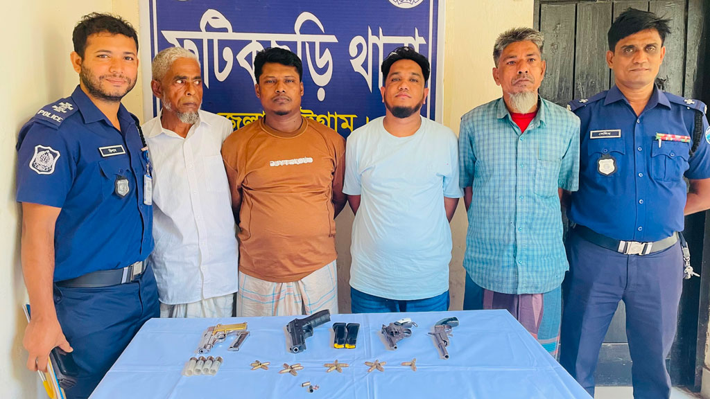 ডেভিড ইমনের সহযোগী কালা মোবারকসহ গ্রেপ্তার ৪