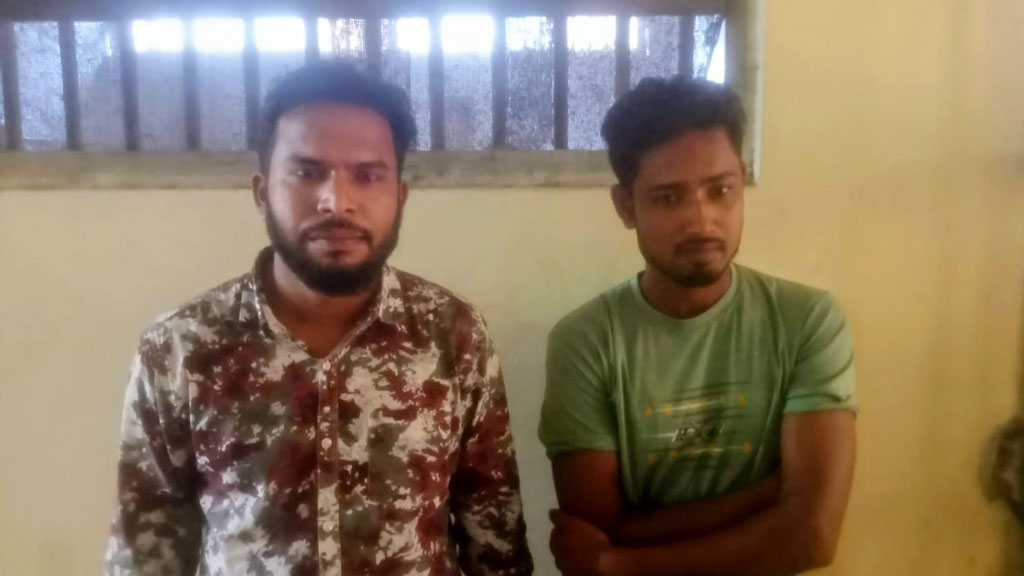ডিবি পরিচয়ে ছিনতাই, জনতার হাতে আটক ২