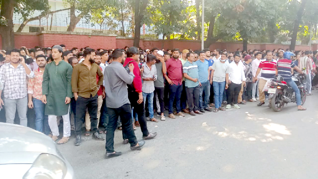 ডিবি কার্যালয়ের সামনে মোবাইল ফোন ব্যবসায়ী-কর্মচারীদের অবস্থান, নেতাকে আটকের অভিযোগ