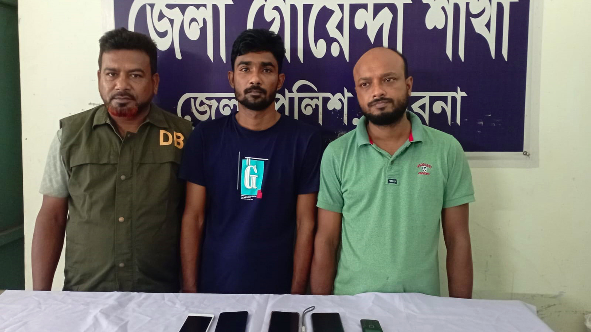 ডিবি পরিচয়ে চাঁদাবাজি, ২ প্রতারক গ্রেপ্তার