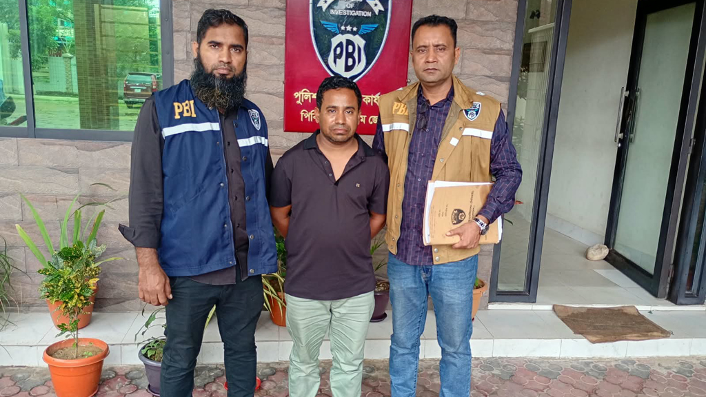চট্টগ্রামে ডিবি পরিচয়ে ব্যবসায়ীর স্বর্ণ লুট: দুই বছর পর চক্রের ‘হোতা’ গ্রেপ্তার